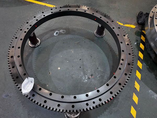 Extra-heavy-duty slewing bearing for cranes