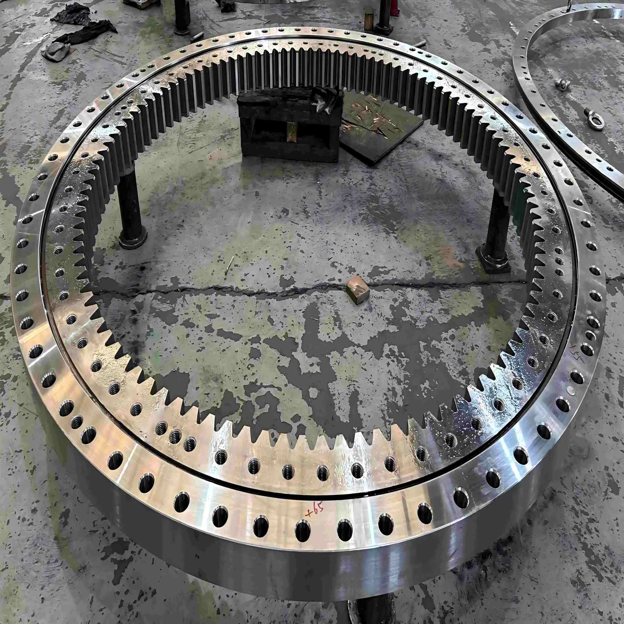 Heavy duty turntable bearing