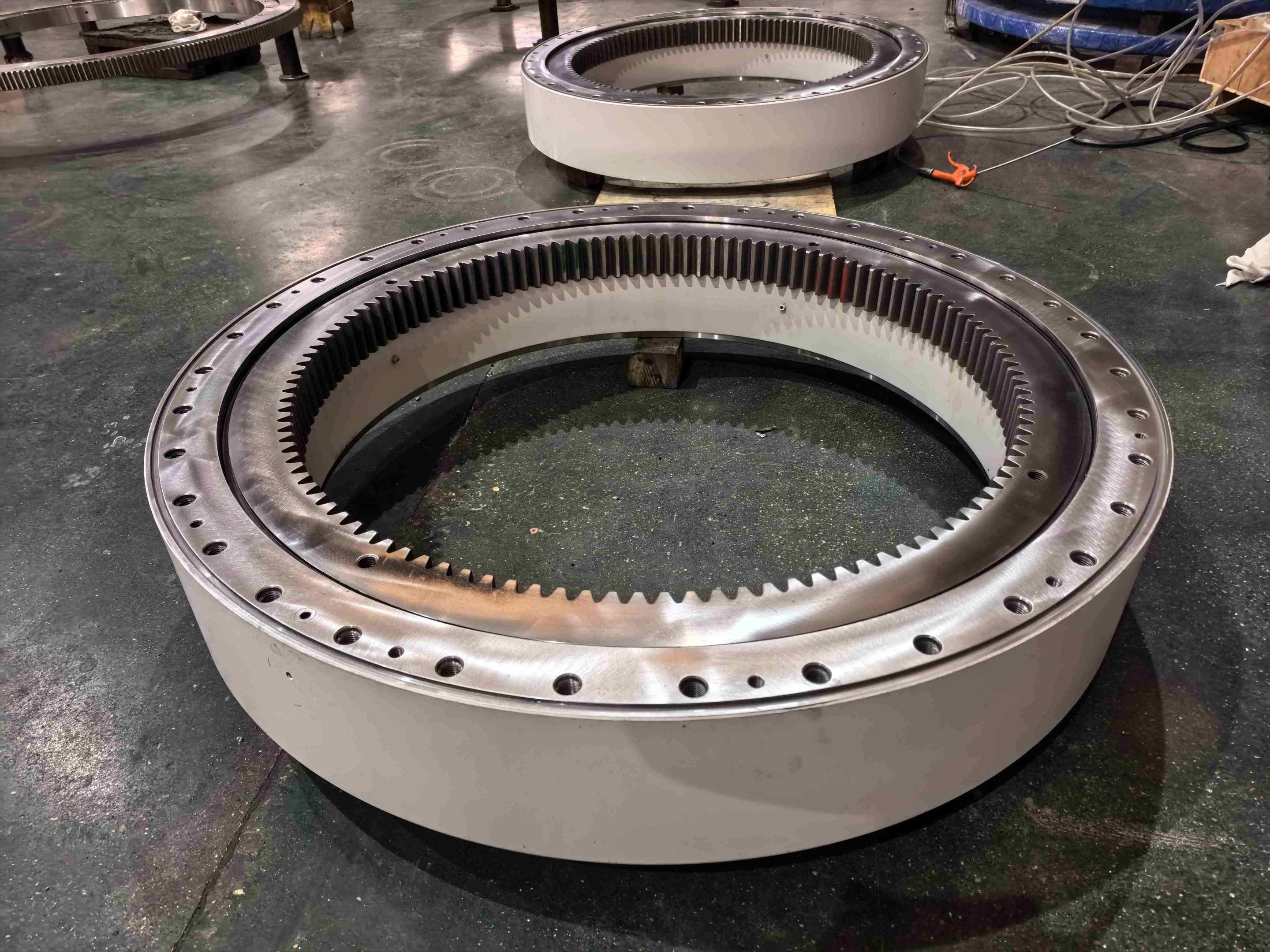 LTZC manufactures slewing bearings dedicated to rudder propellers for customers.
