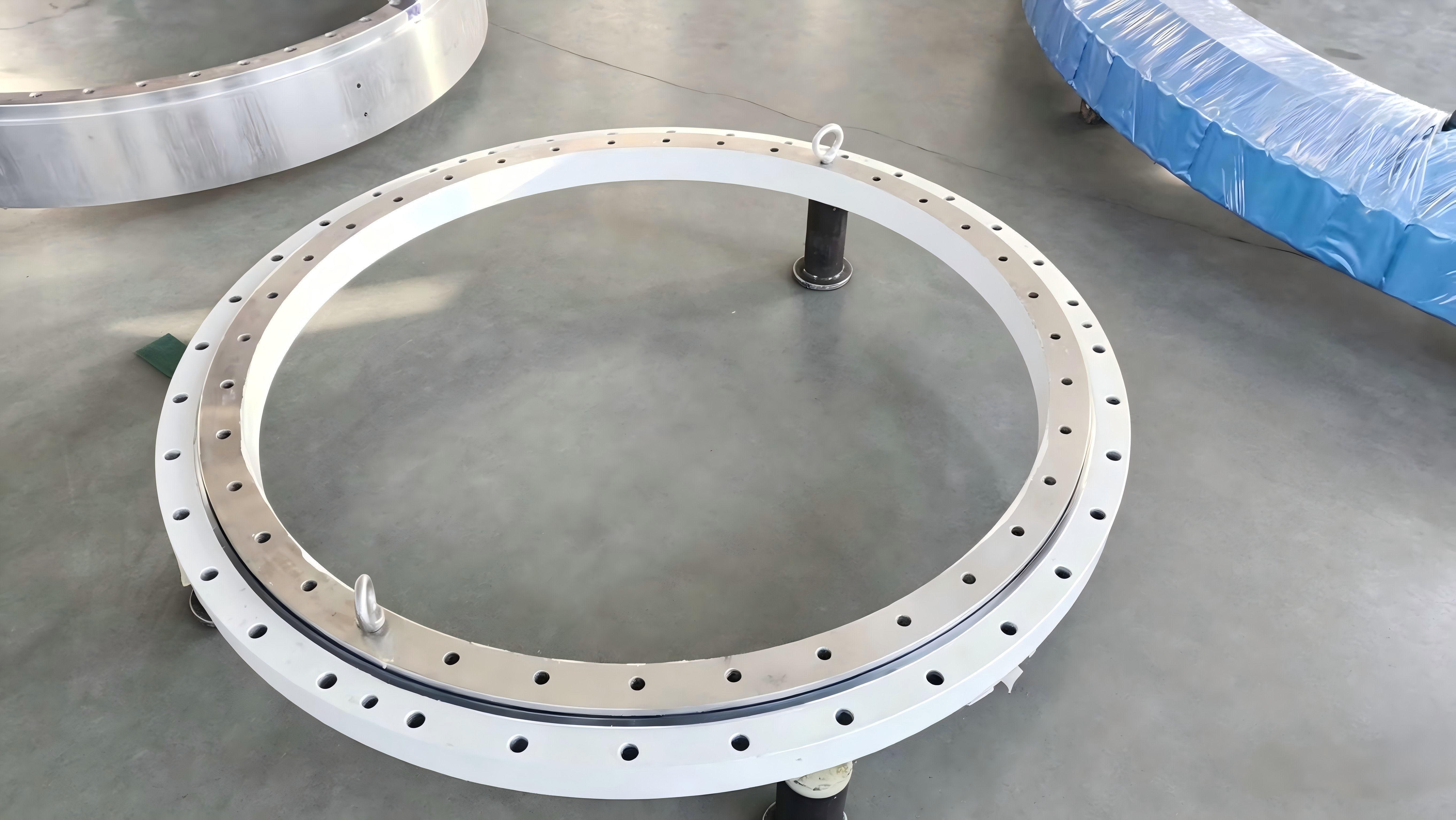 High-speed slewing bearings